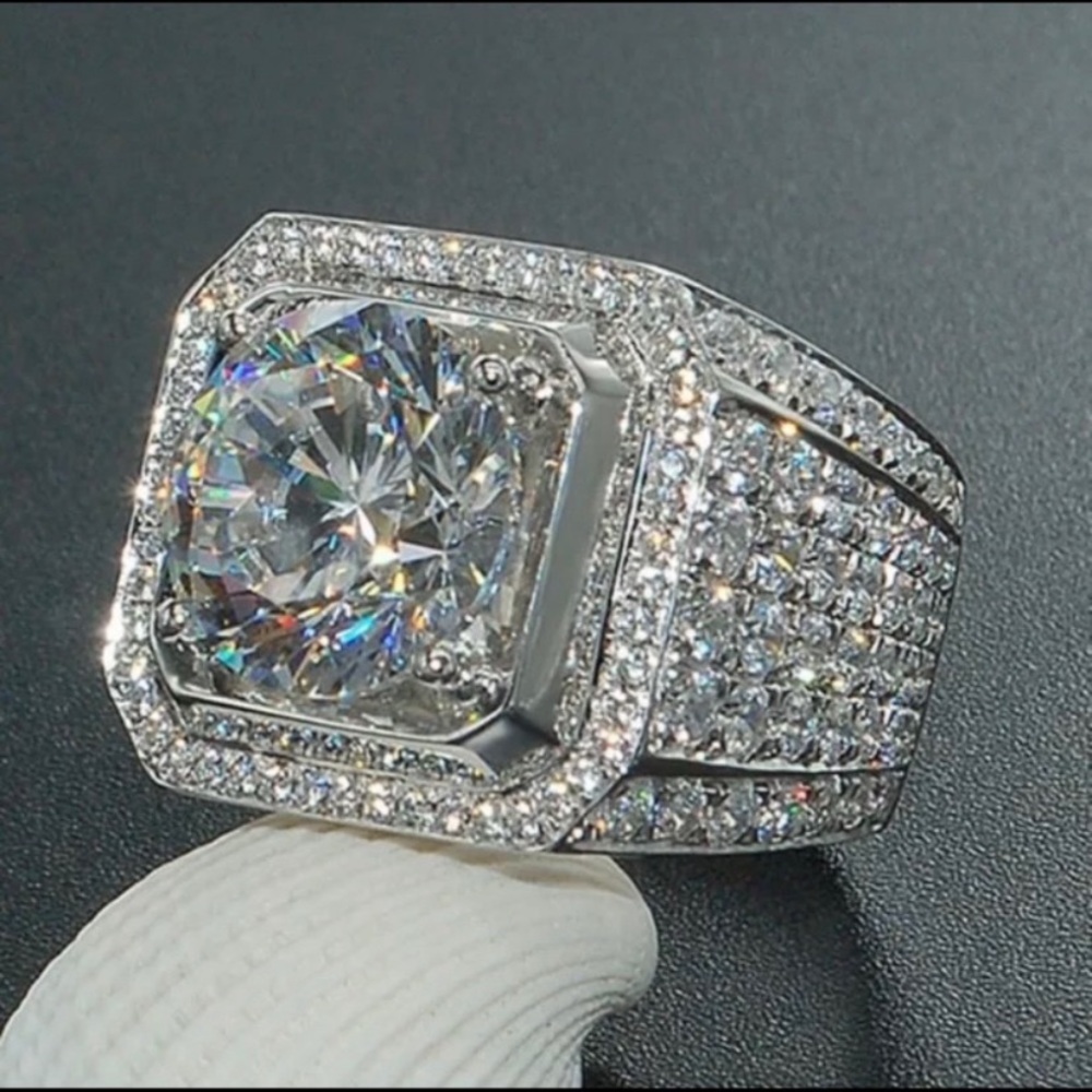 Men’s Round-Cut Diamond Halo Ring